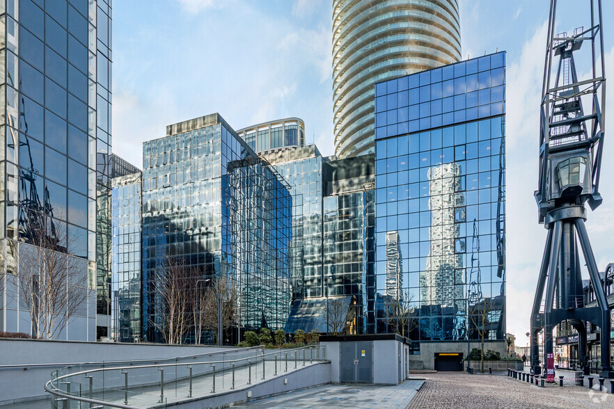 8-9 Harbour Exchange Sq, London for lease - Building Photo - Image 1 of 4