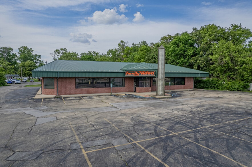 612 W Main St, Salem, IL for lease - Building Photo - Image 2 of 14
