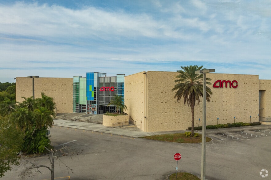 1900 NE Courtyard Cir, Port Saint Lucie, FL for sale - Building Photo - Image 2 of 5