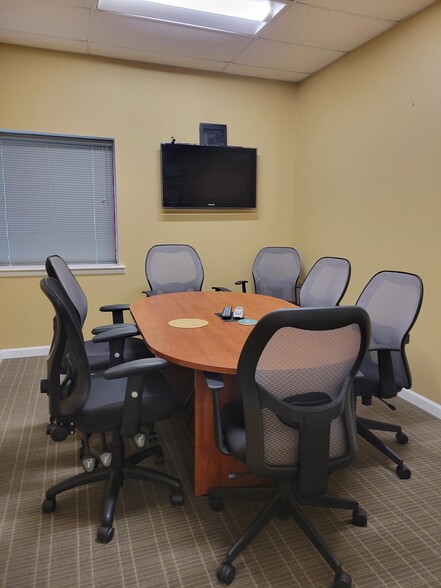 117 W Dudley Town Rd, Bloomfield, CT for lease - Building Photo - Image 2 of 9