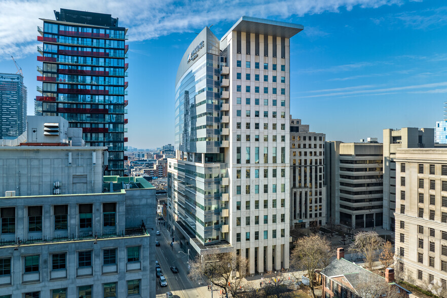 180 Queen St W, Toronto, ON for sale - Building Photo - Image 1 of 1