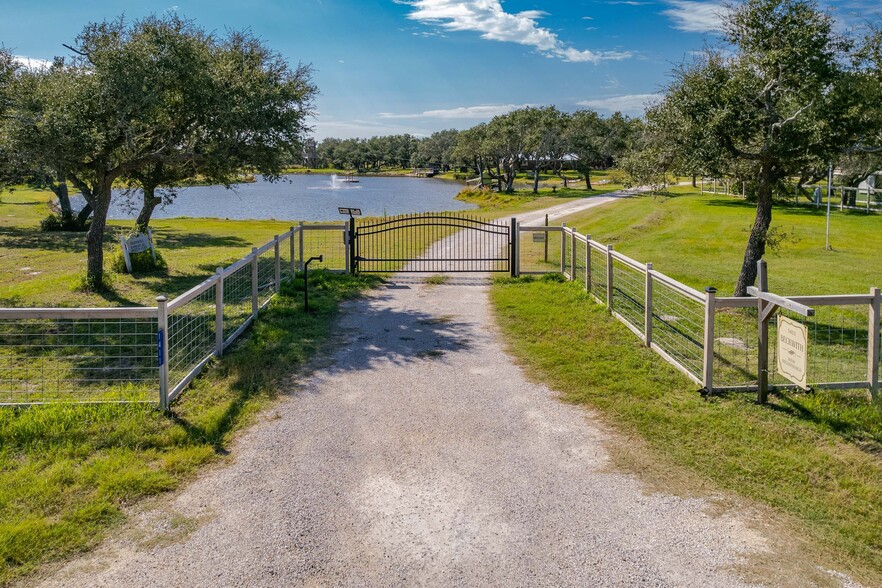 1411 W 12th St, Rockport, TX for sale - Primary Photo - Image 1 of 1