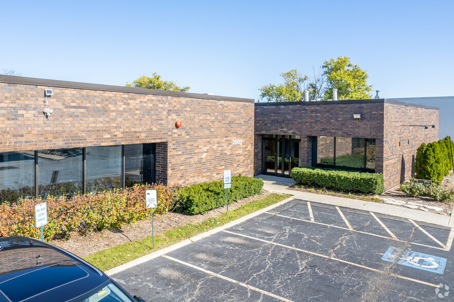 2605 W 22nd St, Oak Brook, IL for lease - Building Photo - Image 3 of 8