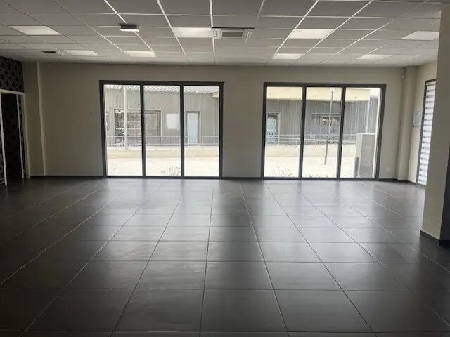 Retail in Saint-Estève for sale - Interior Photo - Image 2 of 5