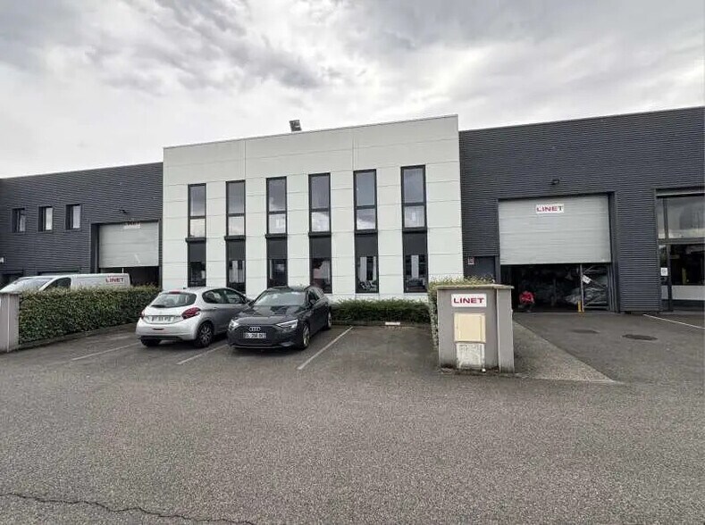 Flex in Vénissieux for lease - Building Photo - Image 1 of 7