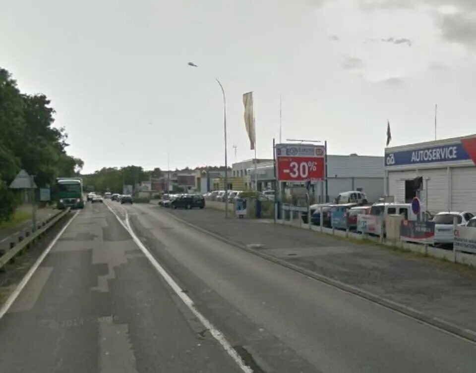 Retail in Saint-Sébastien-sur-Loire for lease Building Photo- Image 1 of 7