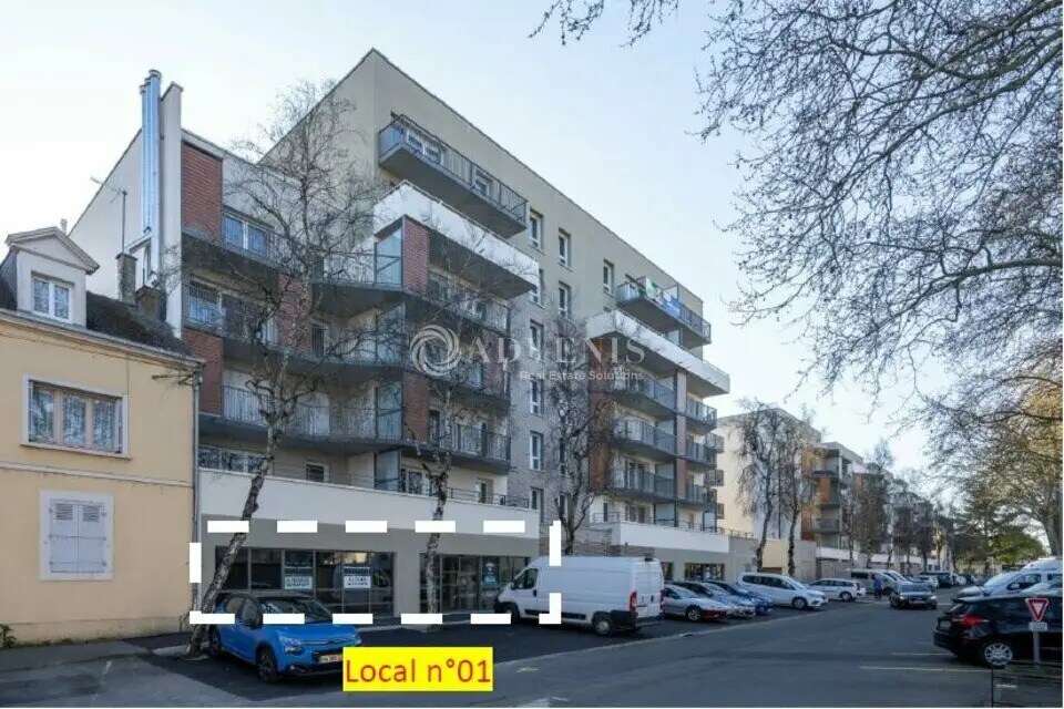 Retail in Le Mans for lease Building Photo- Image 1 of 4