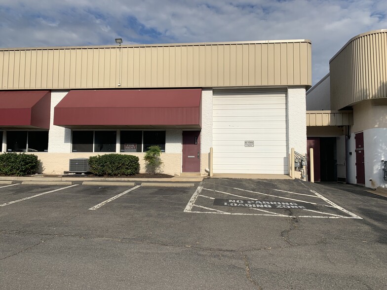 259-271 Sunset Park Dr, Herndon, VA for lease - Building Photo - Image 2 of 22