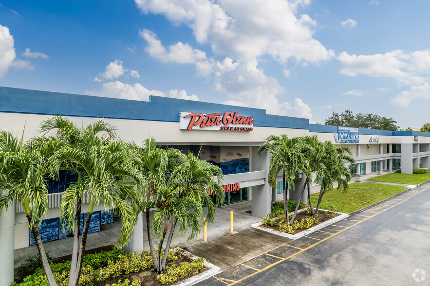 900 Park Centre Blvd, Miami Gardens, FL for lease - Building Photo - Image 2 of 22