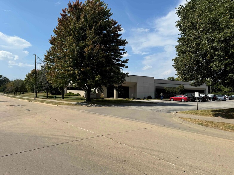 5250 N River Blvd NE, Cedar Rapids, IA for sale - Building Photo - Image 2 of 16