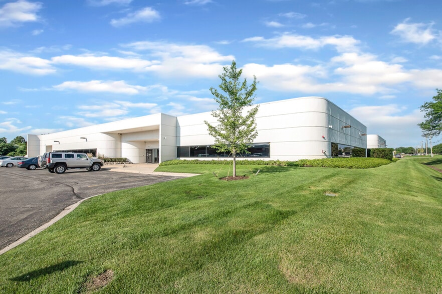 38555 Hills Tech Dr, Farmington Hills, MI for lease - Building Photo - Image 2 of 9