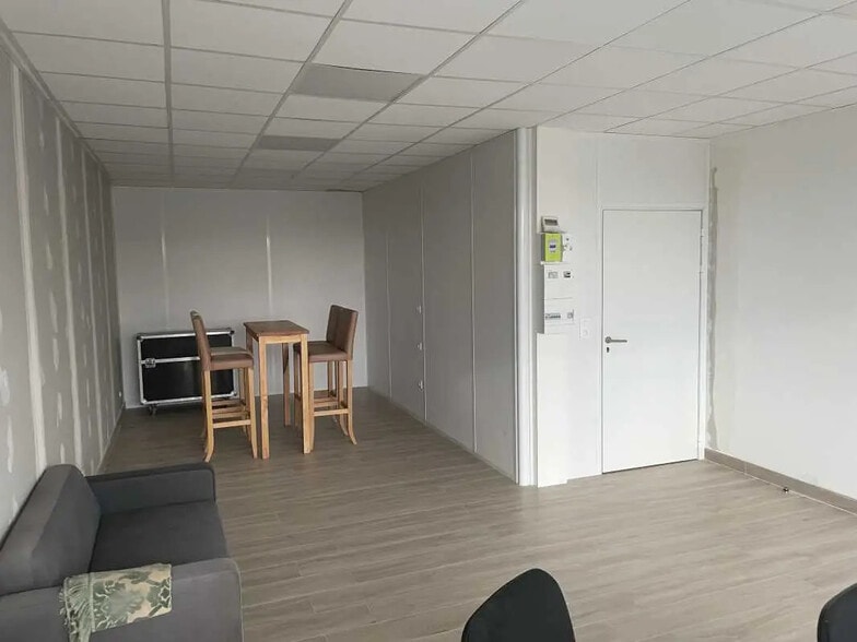 Retail in Beauvais for lease - Interior Photo - Image 2 of 4