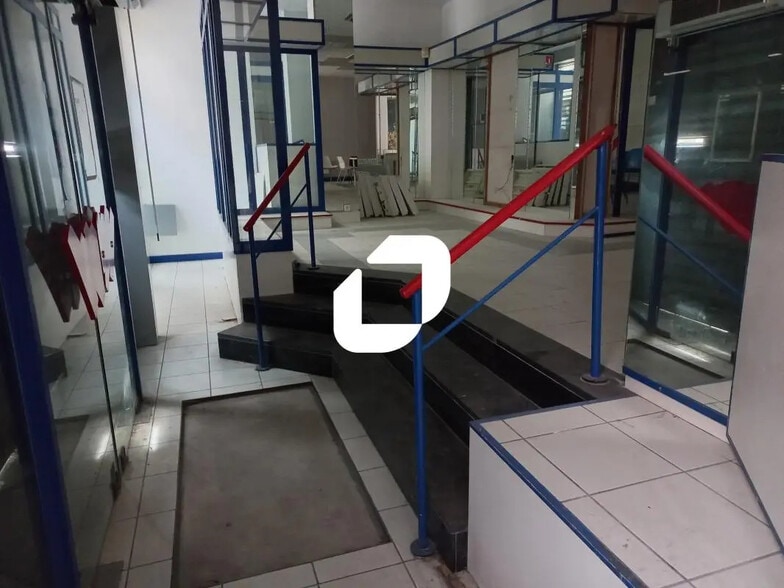 Retail in Lille for lease - Interior Photo - Image 1 of 4