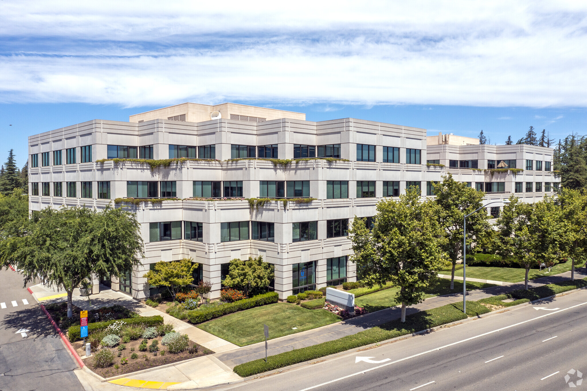 3-9 E River Park Pl E, Fresno, CA for lease Building Photo- Image 1 of 6