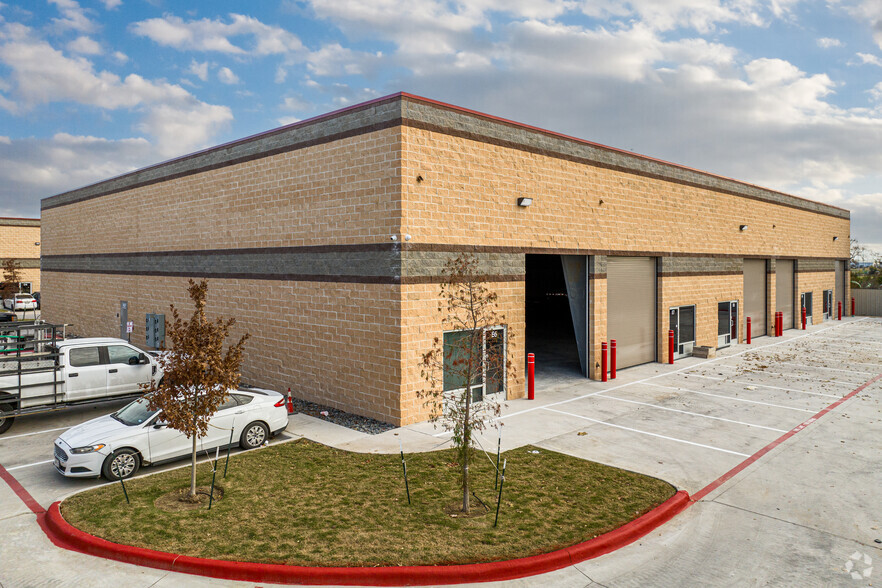 985 E State Hwy 121, Lewisville, TX for lease - Building Photo - Image 3 of 9