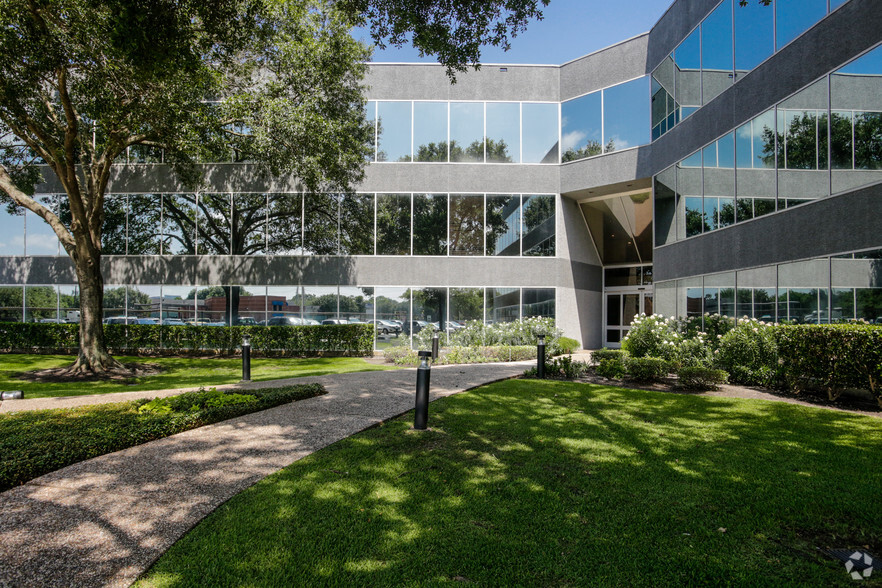 800 Wilcrest Dr, Houston, TX for lease - Building Photo - Image 2 of 10