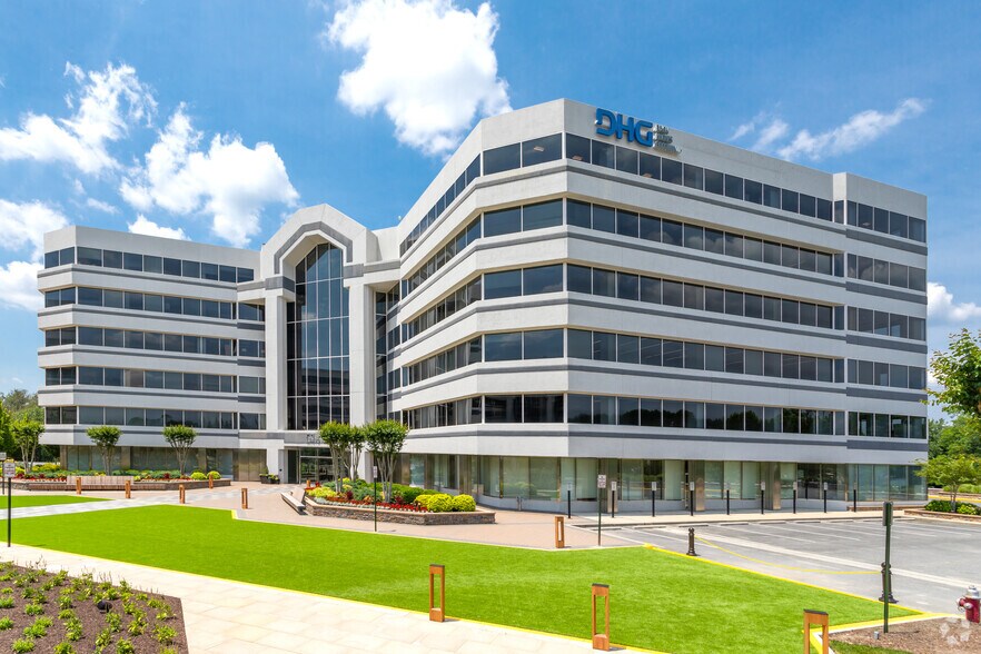 1420 Spring Hill Rd, McLean, VA for sale - Building Photo - Image 1 of 1