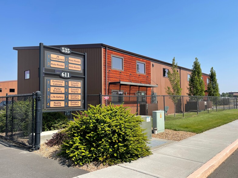 611 NE Jackpine Ct, Redmond, OR for lease - Building Photo - Image 1 of 19
