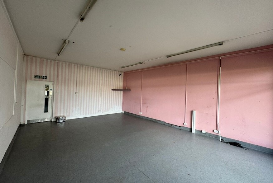 12-15 Andrew Pl, Newcastle Under Lyme for lease - Interior Photo - Image 3 of 5