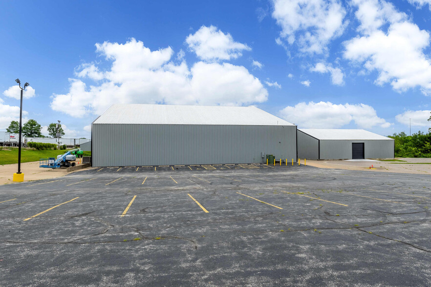 354 W 76th St, Davenport, IA for lease - Building Photo - Image 1 of 10