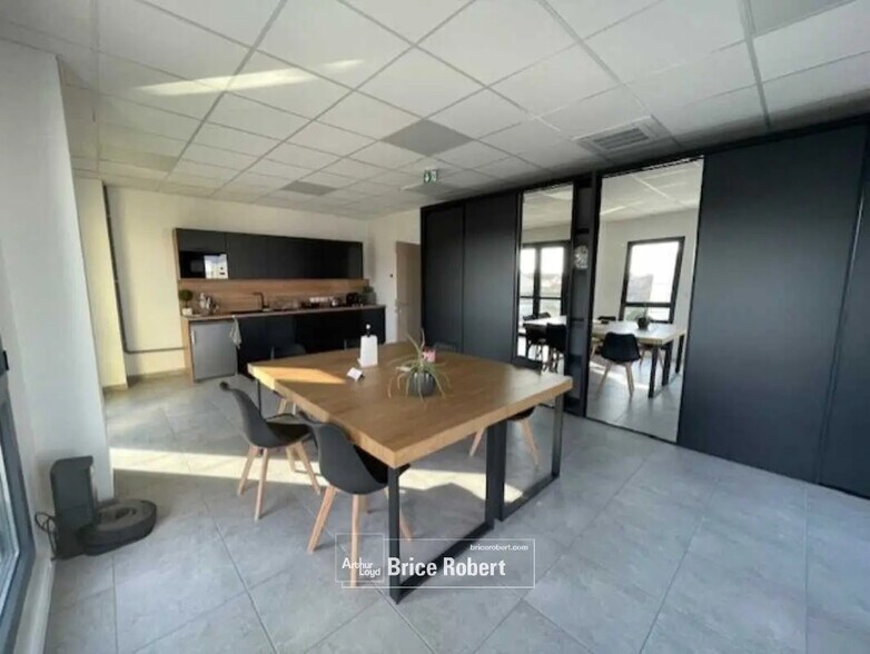 Flex in Décines-Charpieu for lease - Interior Photo - Image 2 of 89