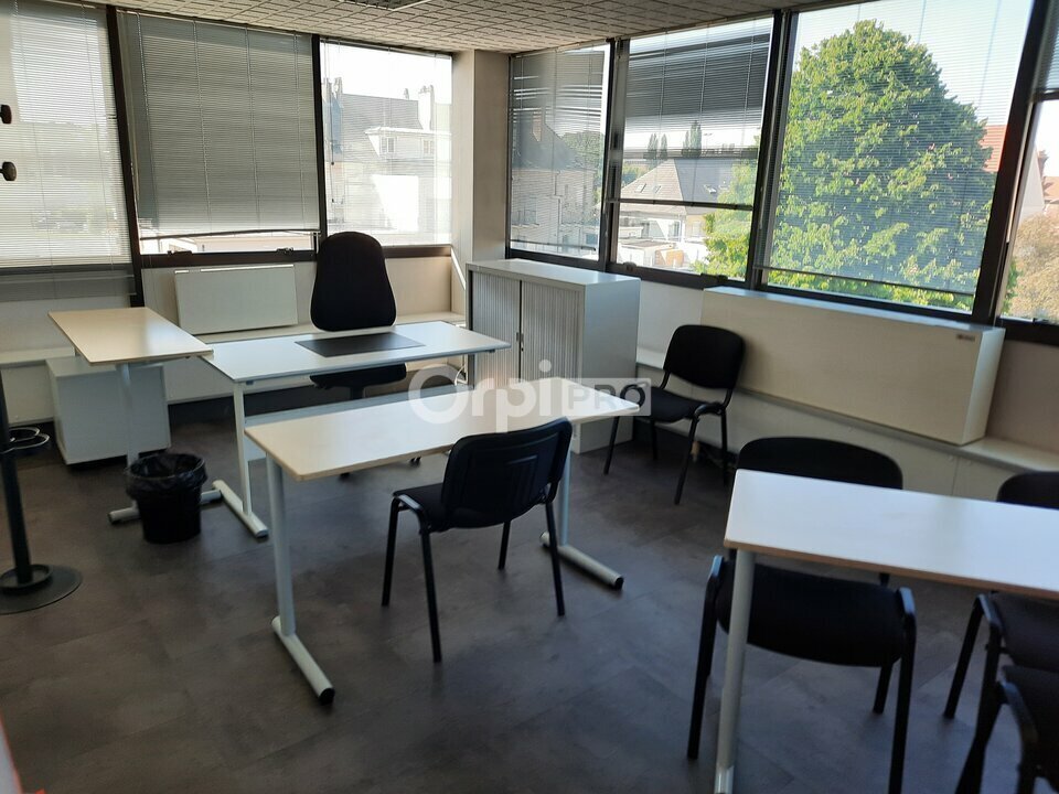 Office in Compiègne for lease Interior Photo- Image 1 of 7