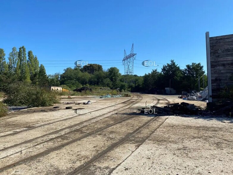 Flex in Trilport for sale - Building Photo - Image 1 of 7