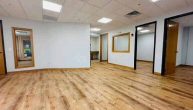 290-300 S County Farm Rd, Wheaton, IL for lease Interior Photo- Image 2 of 3