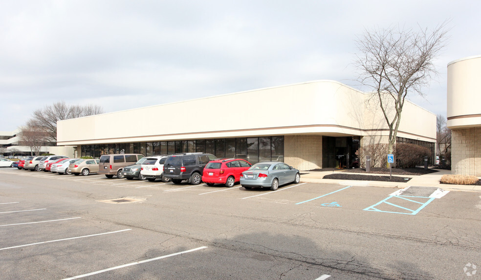 220-222 E Campus View Blvd, Columbus, OH for lease - Building Photo - Image 3 of 6