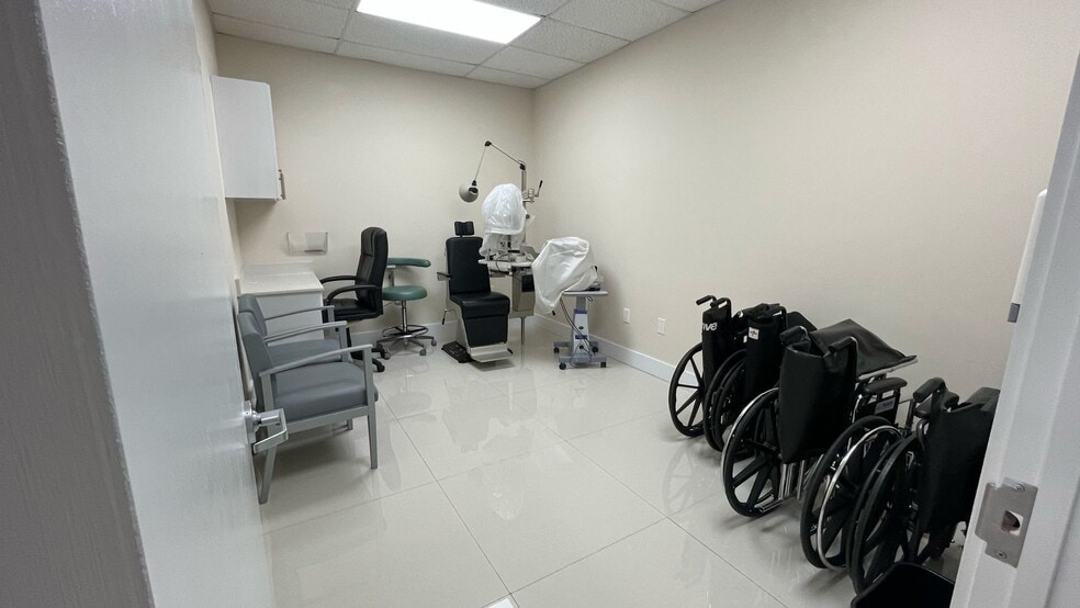 400-488 NE 125th St, North Miami, FL for lease - Interior Photo - Image 2 of 12