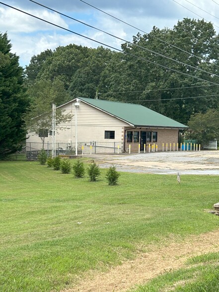 6231 Dallas Cherryville Hwy, Bessemer City, NC for sale - Building Photo - Image 2 of 5