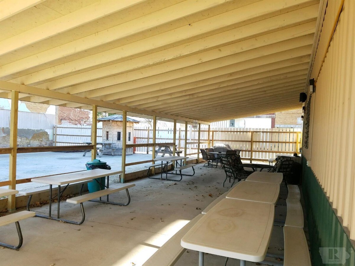 255 S Main St, Blandinsville, IL 61420