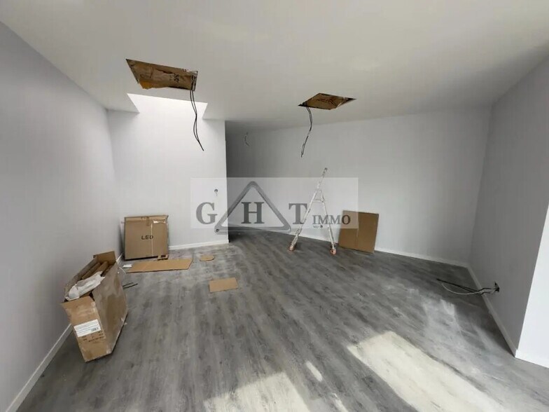 Office in Lisses for lease - Interior Photo - Image 1 of 4