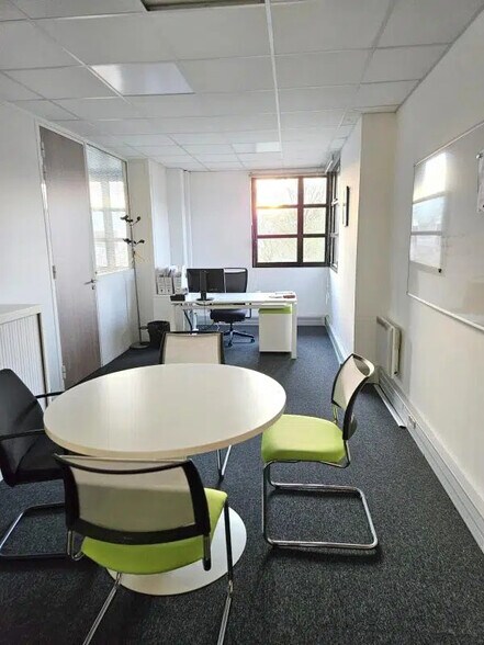 Office in Guyancourt for lease - Interior Photo - Image 3 of 22