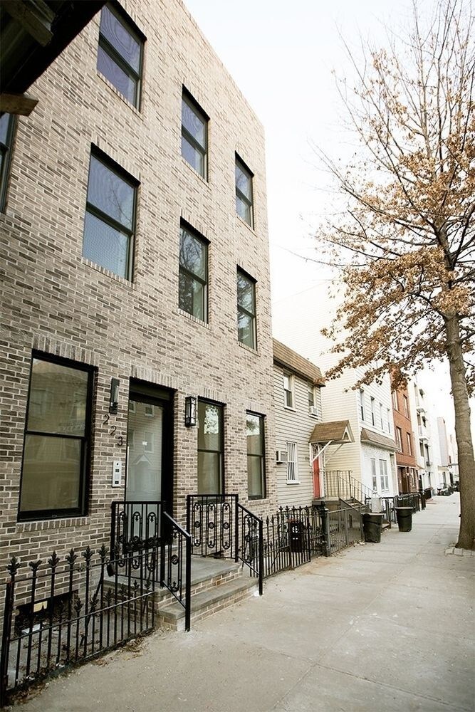 223 Devoe St, Brooklyn, NY for sale Primary Photo- Image 1 of 1