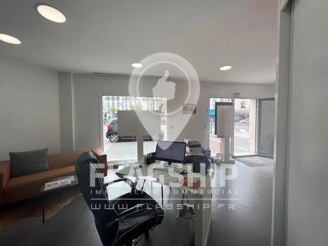 Retail in Vincennes for lease - Building Photo - Image 1 of 3