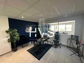 Office in Éguilles for lease Interior Photo- Image 2 of 6