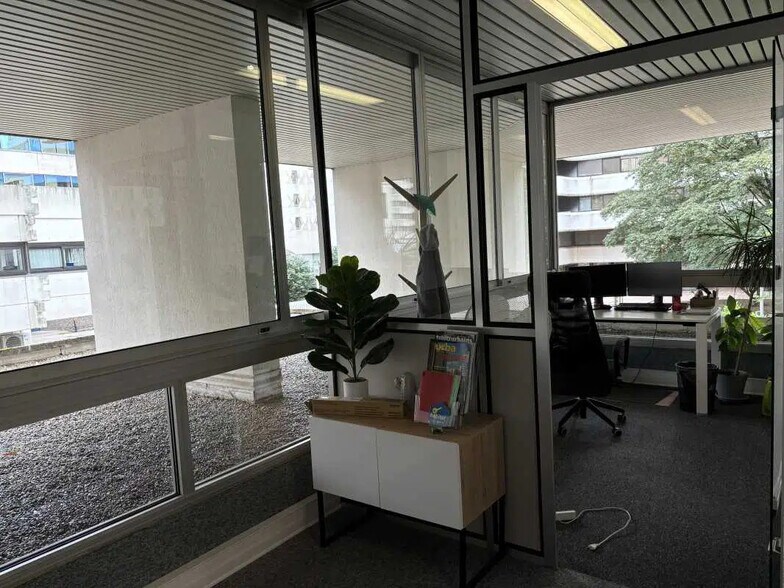 Office in Bordeaux for lease - Interior Photo - Image 2 of 3