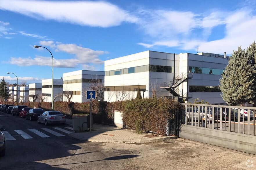 Calle de Ochandiano, 12, Madrid, Madrid for lease - Building Photo - Image 2 of 6