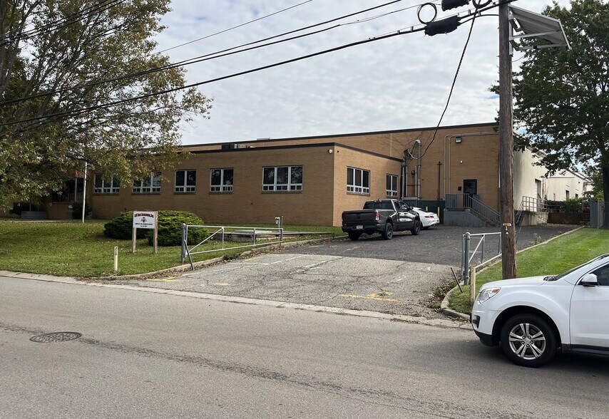 160 E Essex Ave, Avenel, NJ 07001