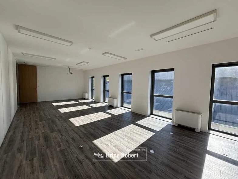 Office in Lyon for lease - Interior Photo - Image 3 of 12