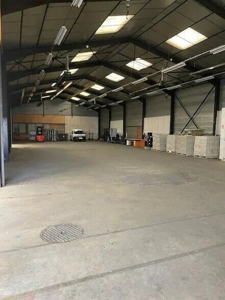 Flex in Couchey for lease - Interior Photo - Image 1 of 2