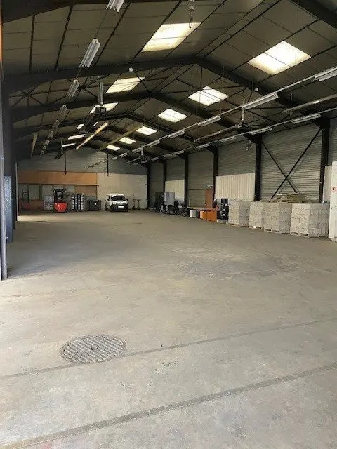 Location Local d'activités 1 100 m²