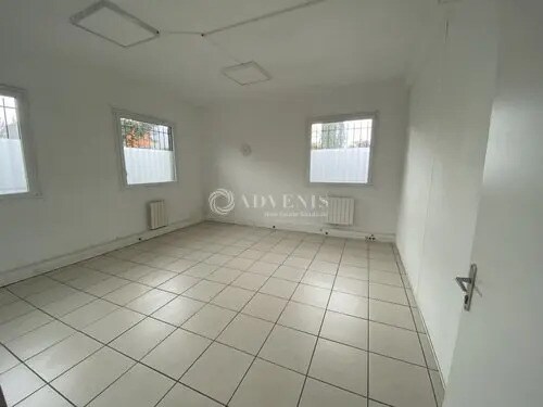 Flex in Trappes for lease Building Photo- Image 1 of 9