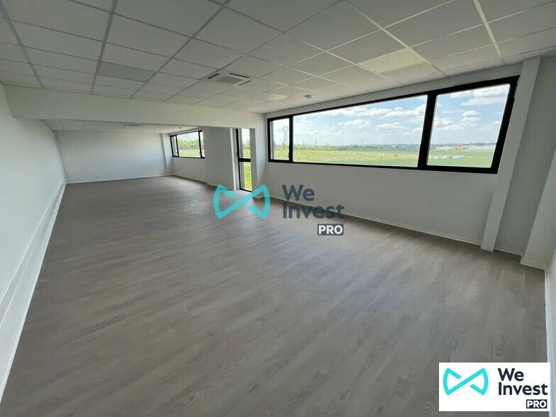 Flex in Cormontreuil for lease - Interior Photo - Image 3 of 7