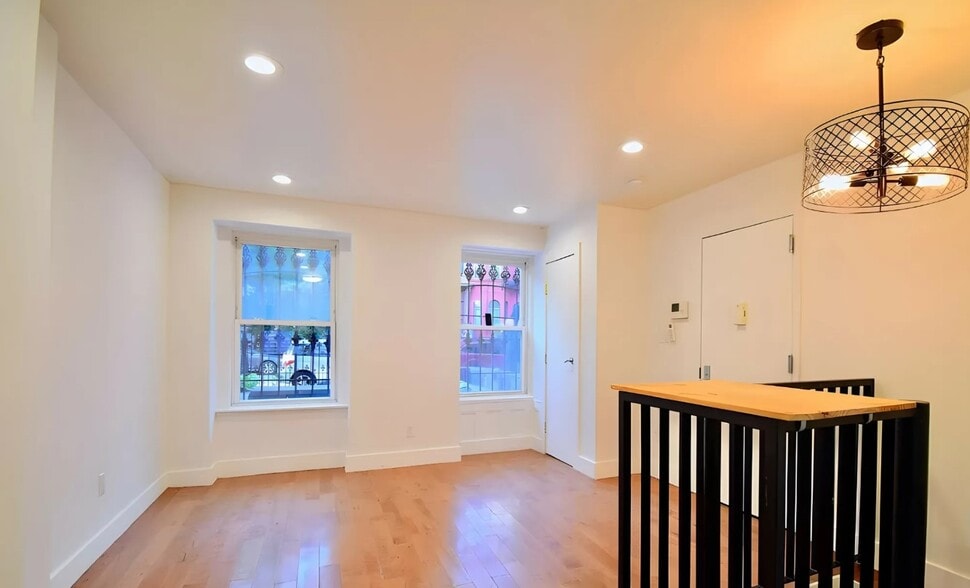 1076 Dean St, Brooklyn, NY for sale - Interior Photo - Image 3 of 14