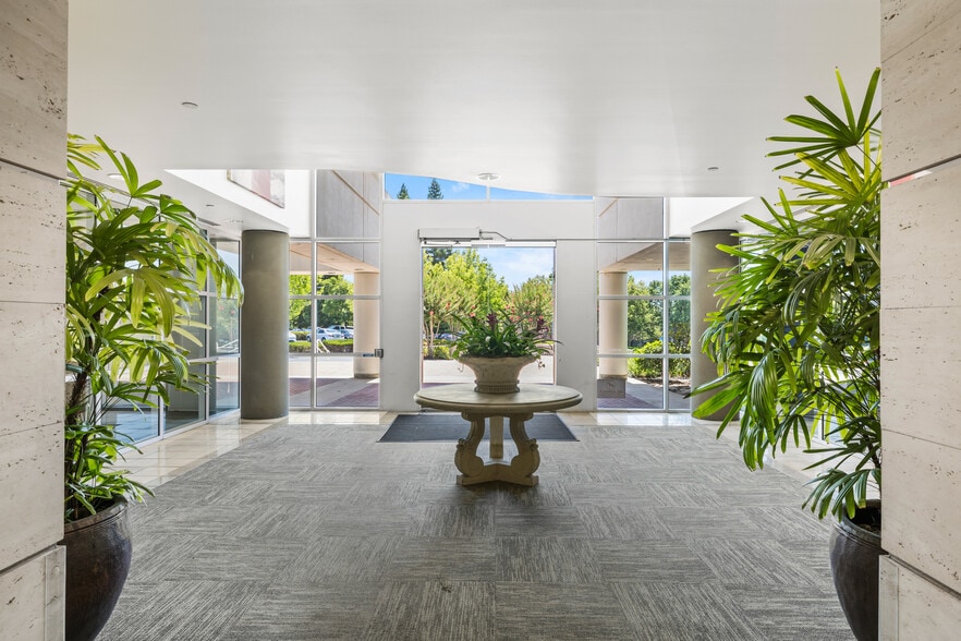 3017 Douglas Blvd, Roseville, CA for lease - Lobby - Image 3 of 15