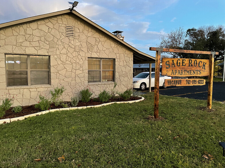 1814 Broadway, Kerrville, TX for sale - Building Photo - Image 3 of 27