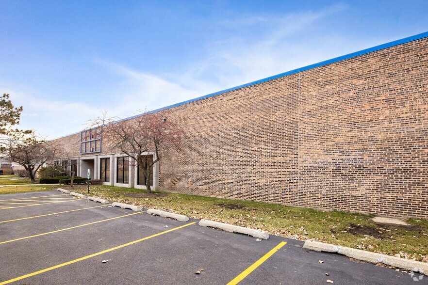 3740-3742 Hawthorne Ct, Waukegan, IL for lease - Building Photo - Image 3 of 9