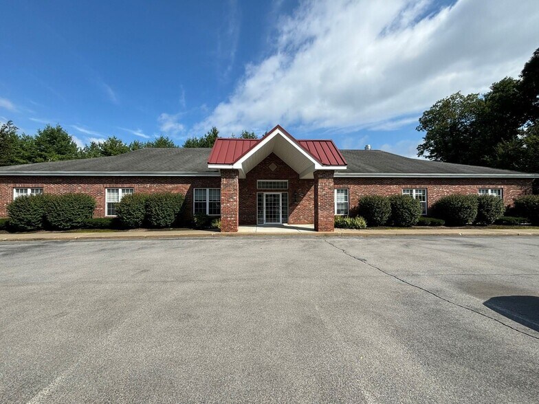 8 Halfmoon Executive Park Dr, Clifton Park, NY for sale - Building Photo - Image 1 of 1